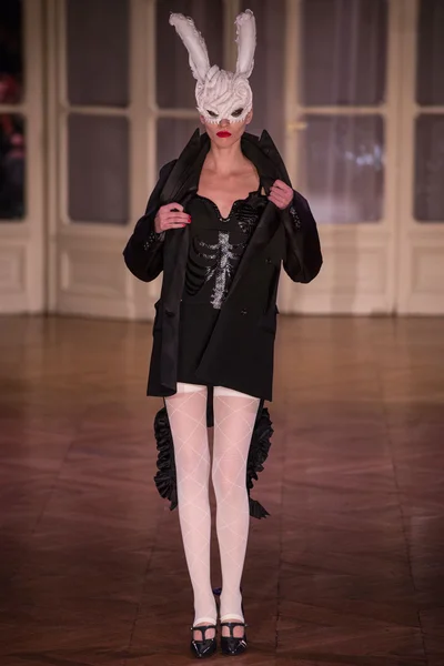 Look 15